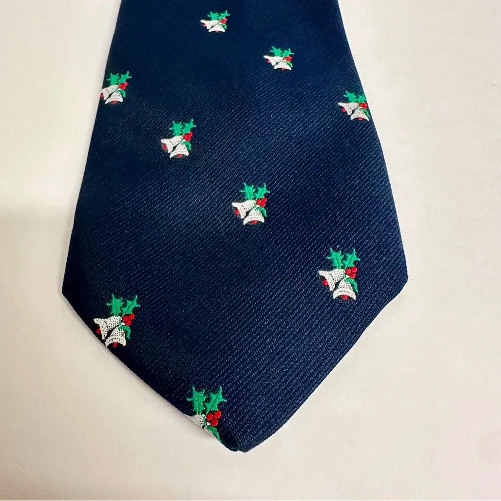 🎄Vintage Embroidered Holiday Bells & Holly Classic Poly Tie 3.5”
